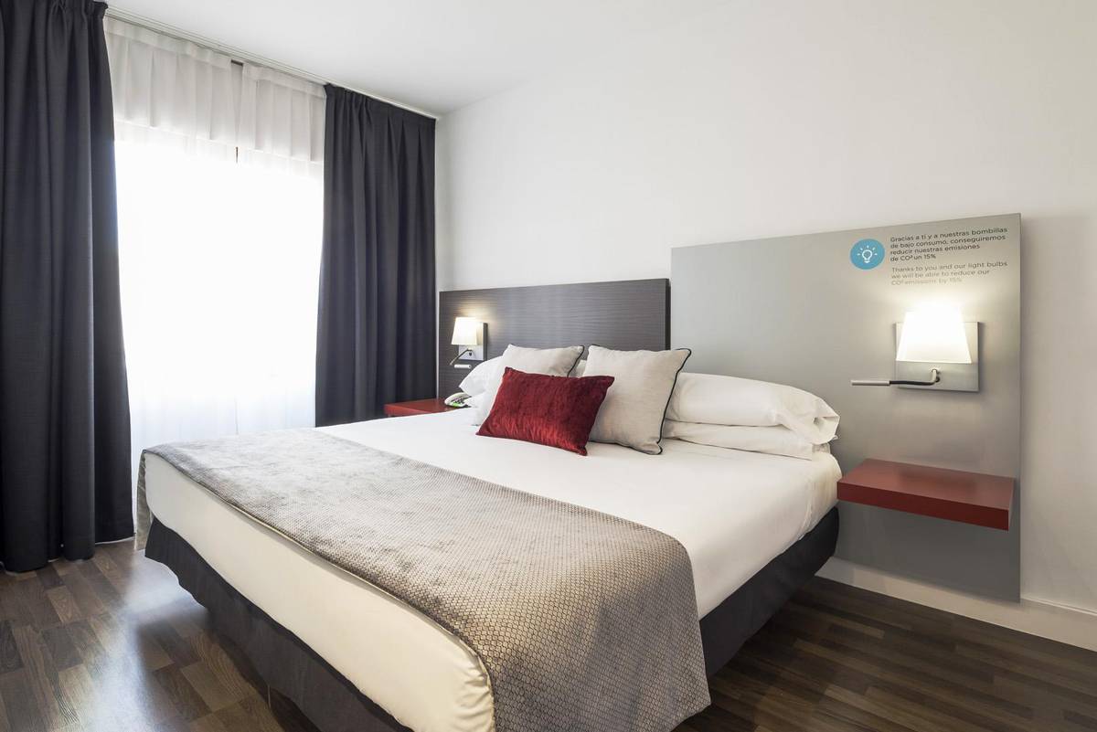 Quarto ilunion suites madrid Hotel ILUNION Suites Madrid